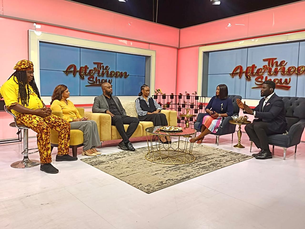 Kelis Moreno (Consejera de la Embajada de Colombia), Viviano Torres                                           (artista colombiano), Ferney Quiñonez (académico colombiano), profesora María                      Teresa Aranza y periodistas del Programa “The Afternoon Show”.