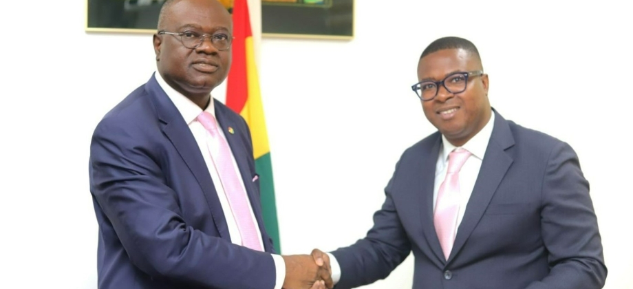 Embajador Daniel Garcés Carabalí presentación las copias de Cartas Credenciales ante el viceministro de la Republica de Ghana 