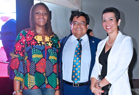 I a D: La directora del Centro de Estudios Latinoamericano de la Universidad de Ghana, el Encargado de Negocios de la Embajada del Perú y la Embajadora de Cuba en Ghana. 