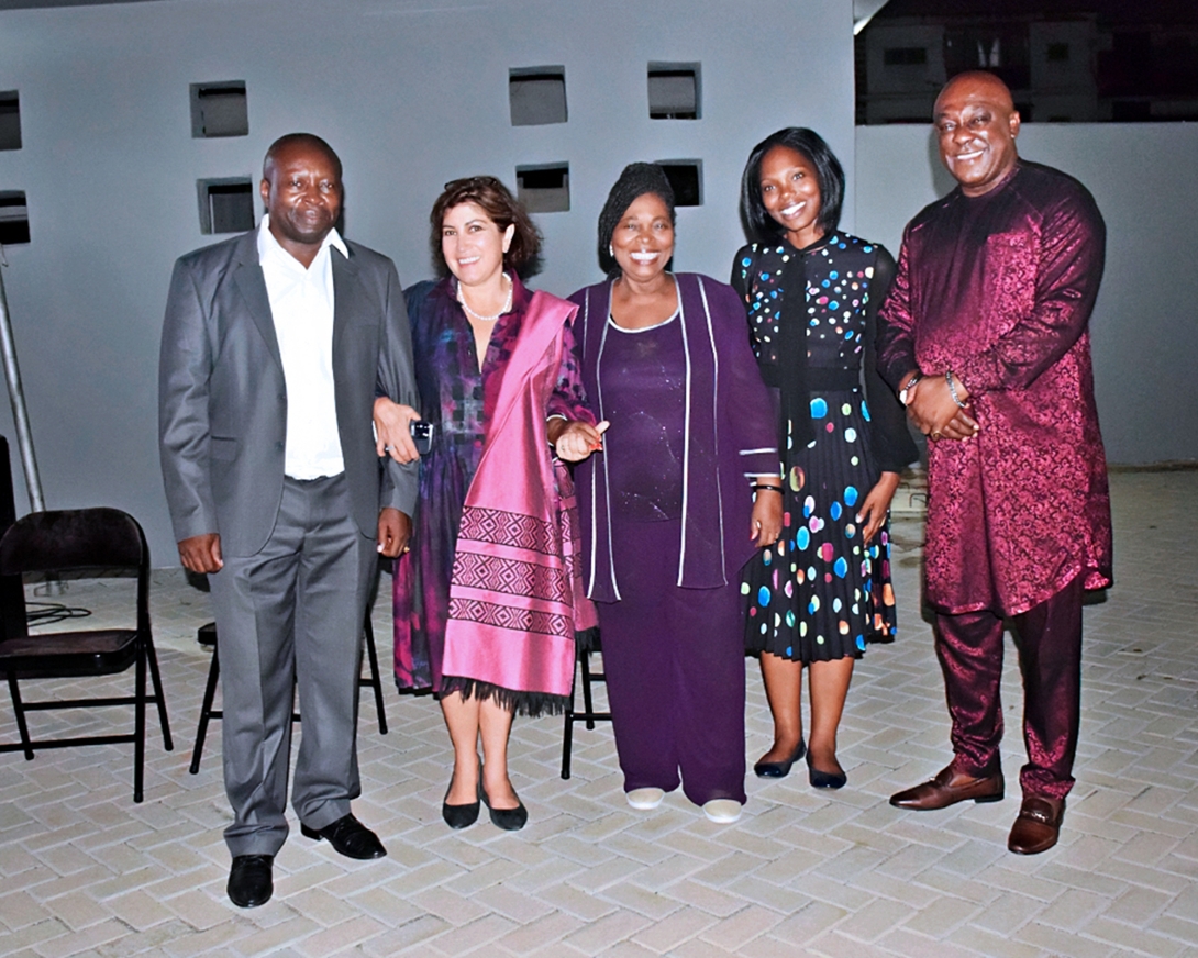 I a D: Cónsul Honorario de Botsuana en Ghana, la Encargada de Negocios a.i. de la Embajada de Colombia en Ghana, Beatrice Okai esposa del escritor Atukwei Okai (Q.P.D), presidente de la Asociación de Escritores Panafricanos, y un miembro de parlamento. 